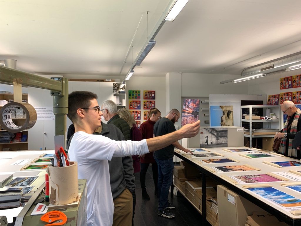 Das fertig produzierte Dibondbild wird bestaut