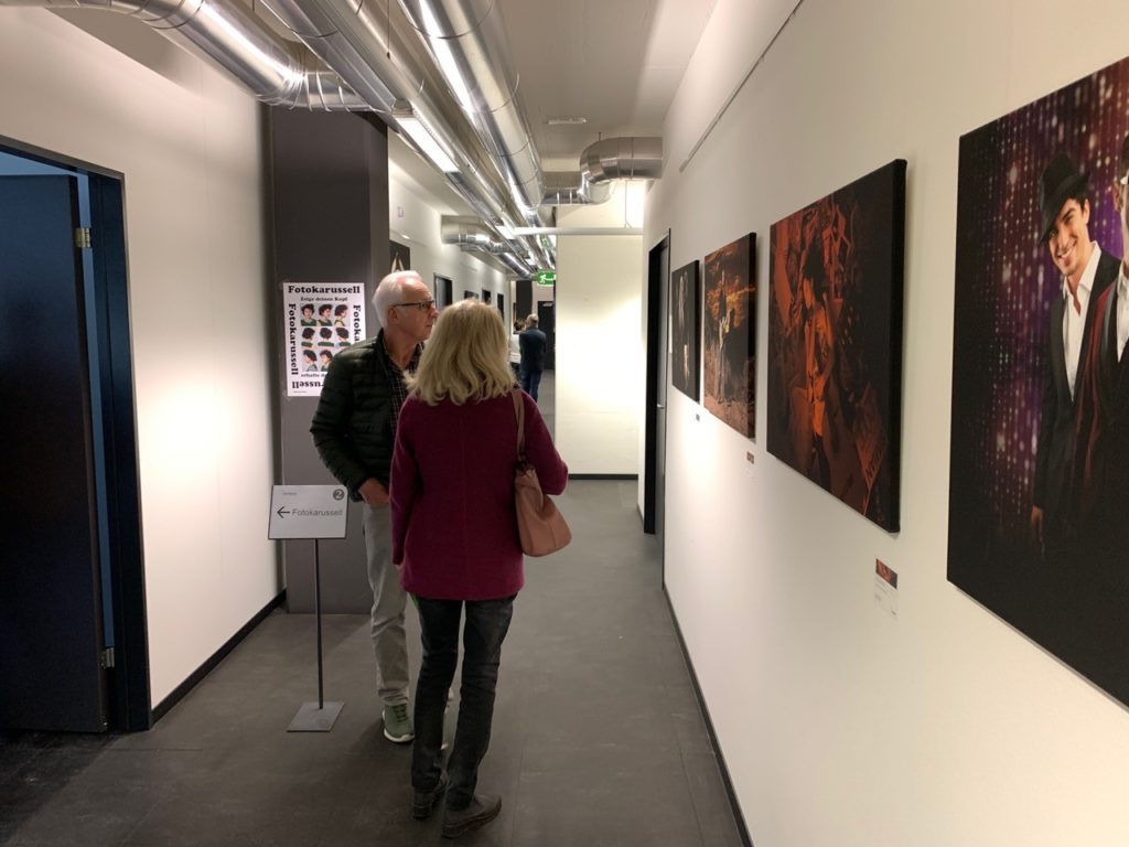 Besucher sind begeistert von der Qualität unserer Leinwandbilder in unserer Ausstellung