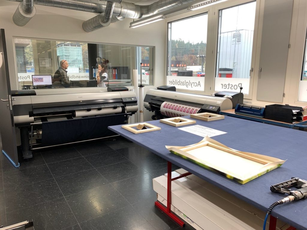 So werden unsere Leinwandbilder auf die Keilrahmen  (2, 3 und 4 cm) aufgespannt